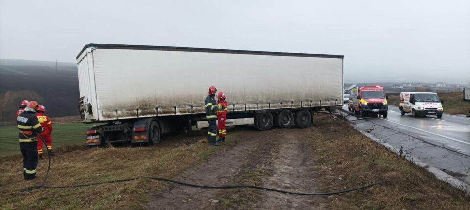 Un tir a ”zburat” de pe șoseaua de centură