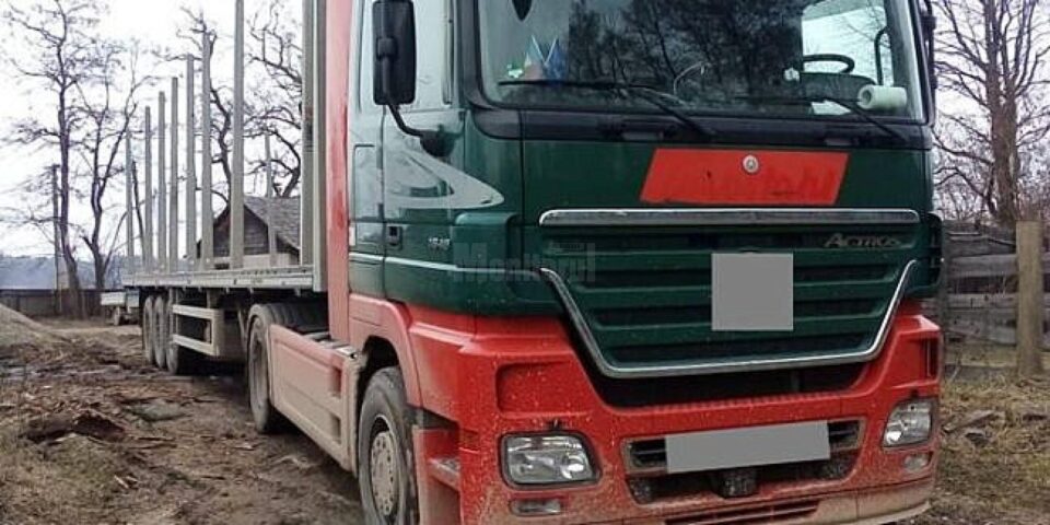 mijlocul de transport folosit la transportul materialelor lemnoase fără proveniență legală, în valoare de 40.000 de euro