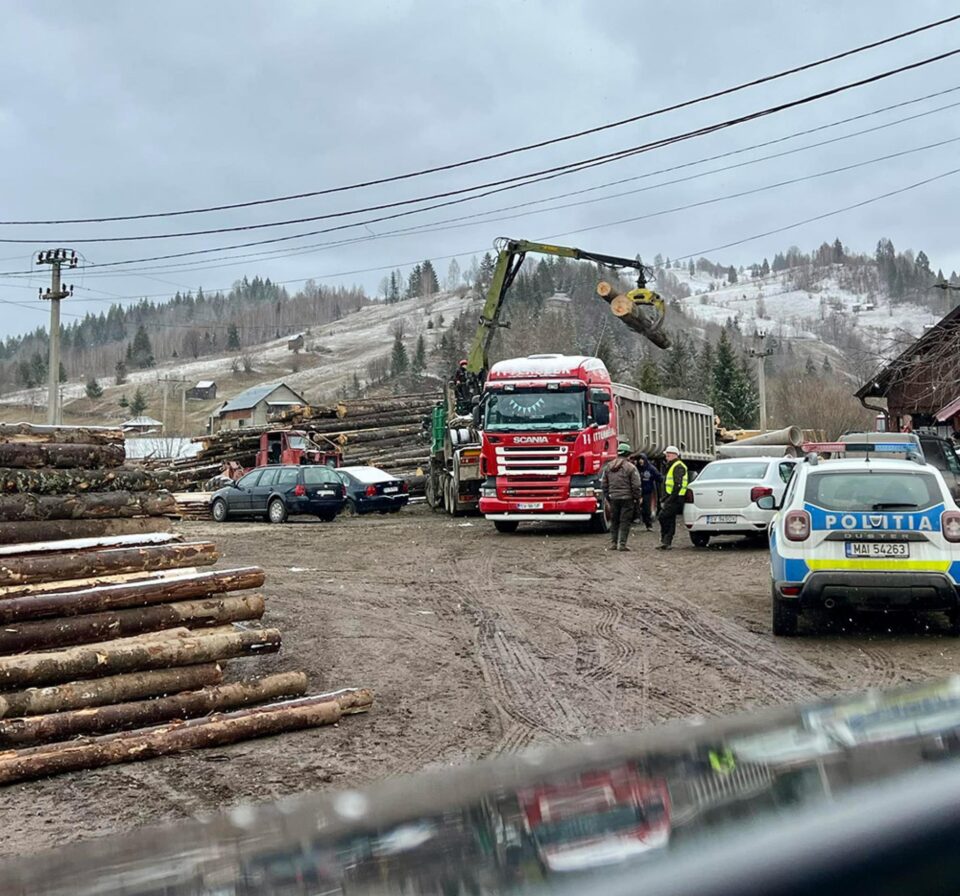 Autocamionul, folosit de obicei pentru transport de materiale de construcții, era încărcat cu bușteni, acoperiți cu prelată
