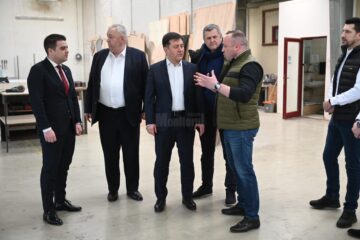 Ministrul economiei Florin Spătaru a vizitat firma Automotive Albaca din Șcheia