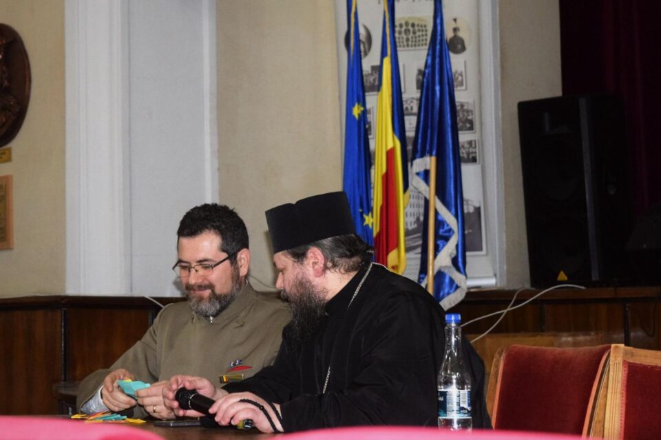 Pr. profesor Constantin Cârloanță și Protosinghelul Hrisostom Ciuciu. Foto elev caporal Larisa Dăscălescu