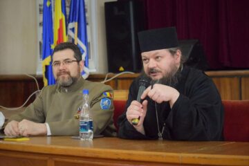 Pr. profesor Constantin Cârloanță și Protosinghelul Hrisostom Ciuciu. Foto elev caporal Larisa Dăscălescu