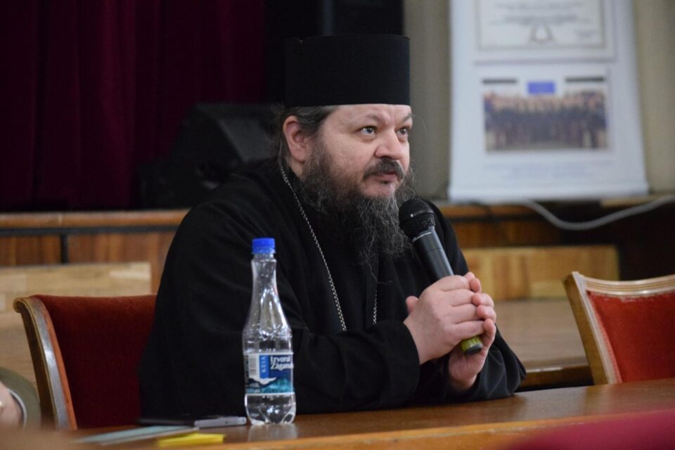 Pr. profesor Constantin Cârloanță și Protosinghelul Hrisostom Ciuciu. Foto elev caporal Larisa Dăscălescu