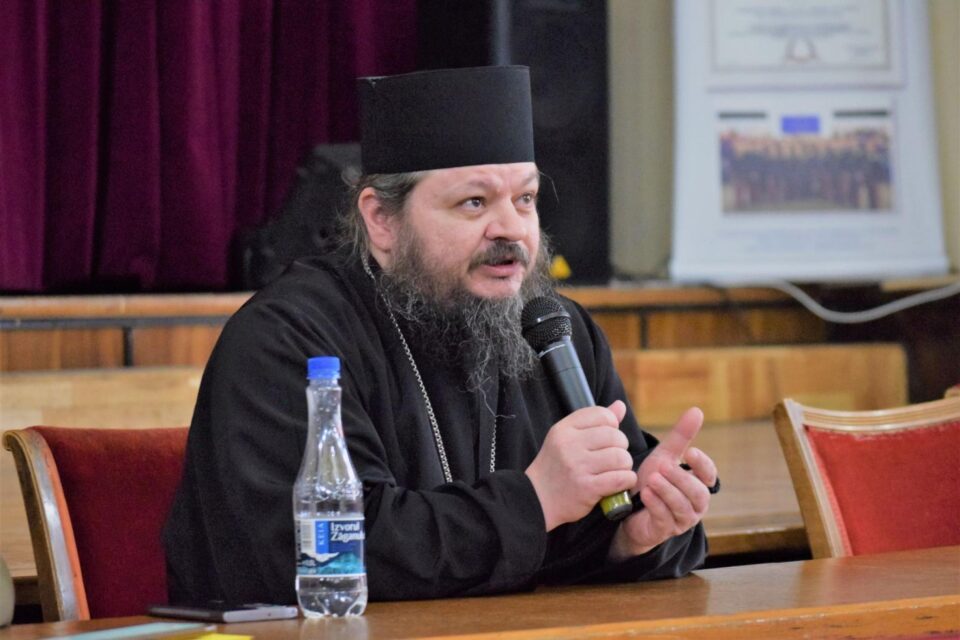 Pr. profesor Constantin Cârloanță și Protosinghelul Hrisostom Ciuciu. Foto elev caporal Larisa Dăscălescu