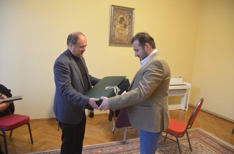 Niculai Barbă i-a oferit directorului Operei din Brașov partitura operetei „Crai Nou”
