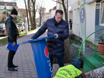 „Nu blocați accesul pietonilor cu panouri stradale publicitare!” este mesajul pe care îl transmite municipalitatea suceveană