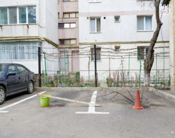 Rezervarea locurilor de parcare cu fel de fel de lucruri lăsate pe domeniul public este interzisă