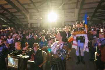 1.400 de spectatori au aplaudat regalul folcloric realizat de Laura Olteanu și invitații ei la Bacău