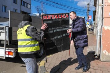„Nu blocați accesul pietonilor cu panouri stradale publicitare!” este mesajul pe care îl transmite municipalitatea suceveană