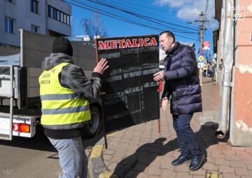 „Nu blocați accesul pietonilor cu panouri stradale publicitare!” este mesajul pe care îl transmite municipalitatea suceveană