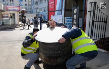 „Curățenie” de primăvară la panourile stradale de pe trotuare și la parcările „rezervate” din municipiul Suceava