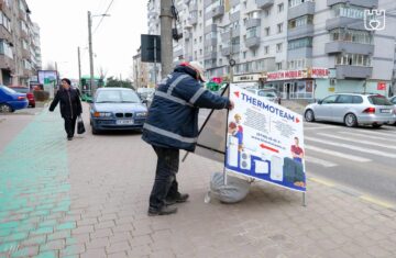 „Curățenie” de primăvară la panourile stradale de pe trotuare și la parcările „rezervate” din municipiul Suceava
