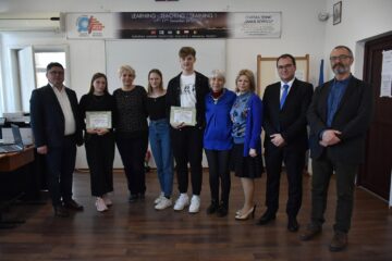 Cei trei elevi din lotul național, alături de profesori și organizatori