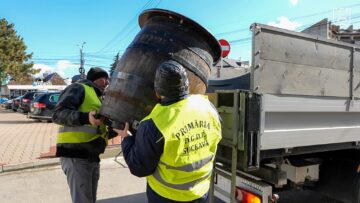 „Curățenie” de primăvară la panourile stradale de pe trotuare și la parcările „rezervate” din municipiul Suceava
