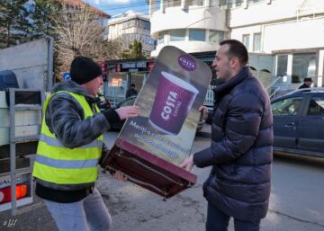 „Curățenie” de primăvară la panourile stradale de pe trotuare și la parcările „rezervate” din municipiul Suceava