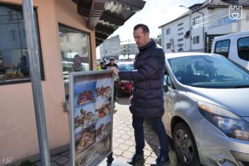 „Curățenie” de primăvară la panourile stradale de pe trotuare și la parcările „rezervate” din municipiul Suceava