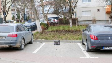 „Curățenie” de primăvară la panourile stradale de pe trotuare și la parcările „rezervate” din municipiul Suceava