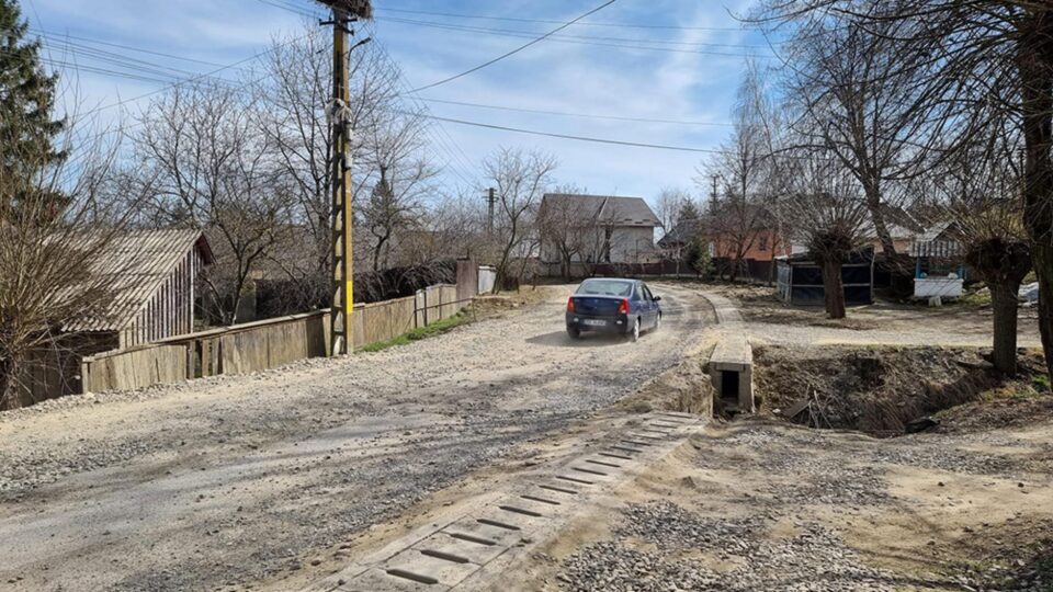 Halul în care se prezintă drumul la Pădureni, zona de intrare în orașul Siret