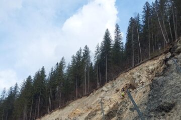 La Holda au reînceput lucrările de consolidare a unui versant de pe care au căzut bolovani de mari dimensiuni pe DN 17