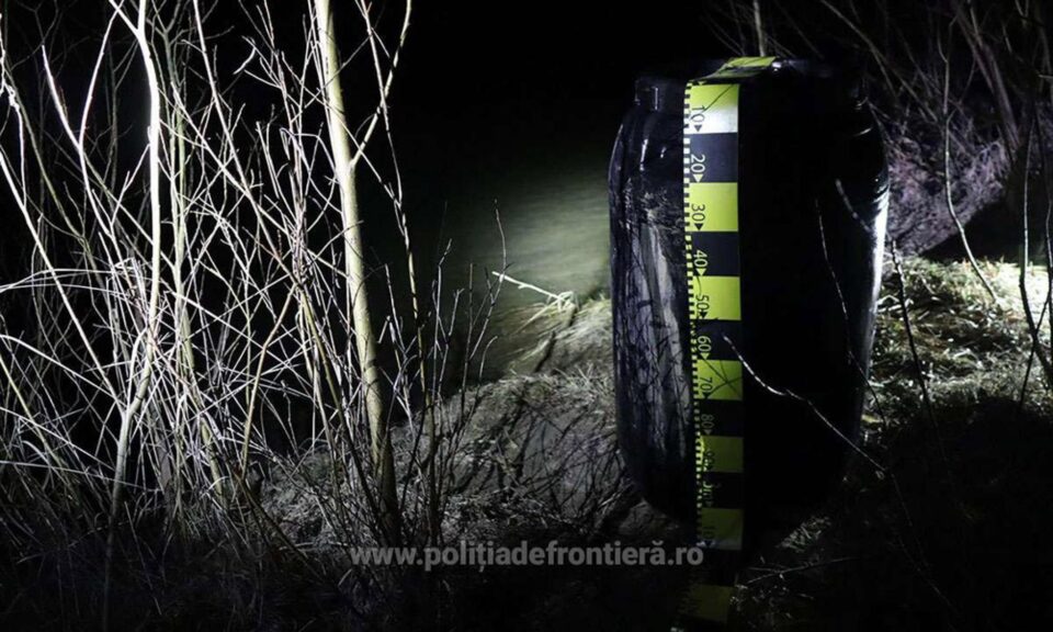 Butoi cu țigări, ”pescuit” de polițiști de pe râul Siret