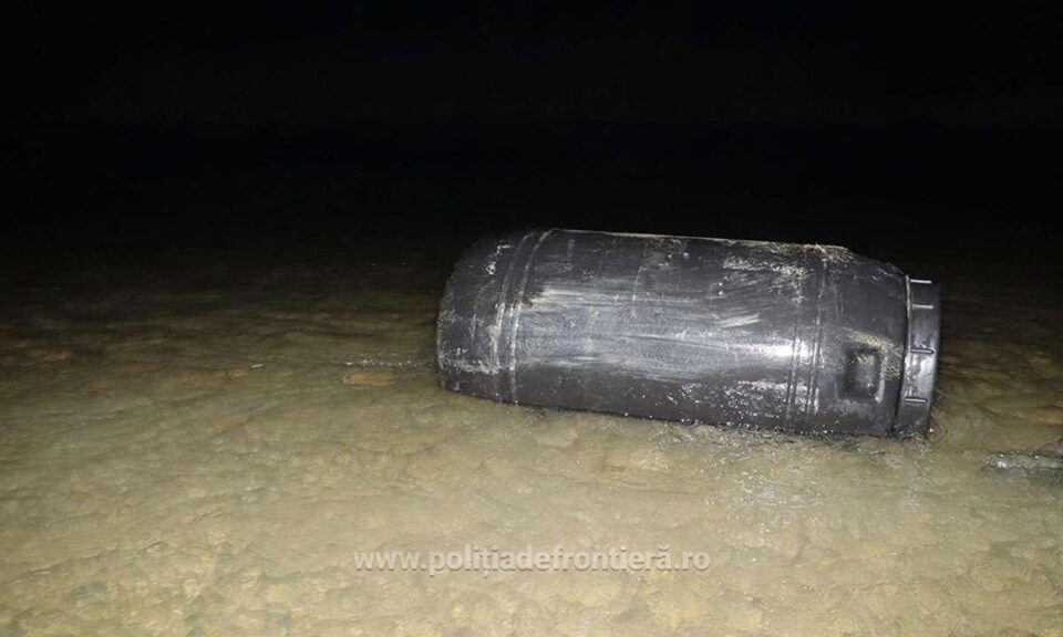 Butoi cu țigări, ”pescuit” de polițiști de pe râul Siret