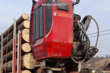 Un nou camion care transporta ilegal material lemnos, confiscat de polițiști