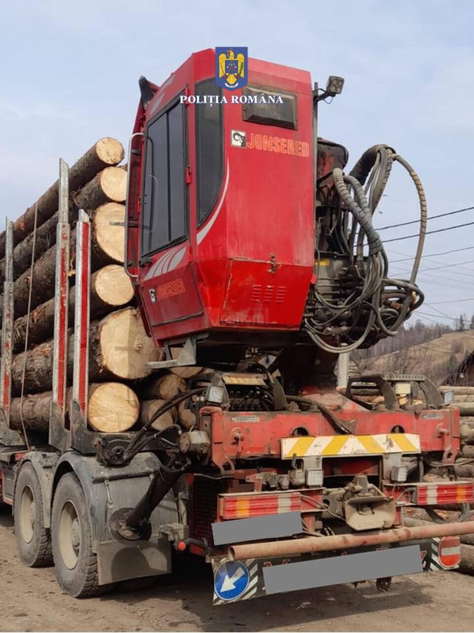 Un nou camion care transporta ilegal material lemnos, confiscat de polițiști