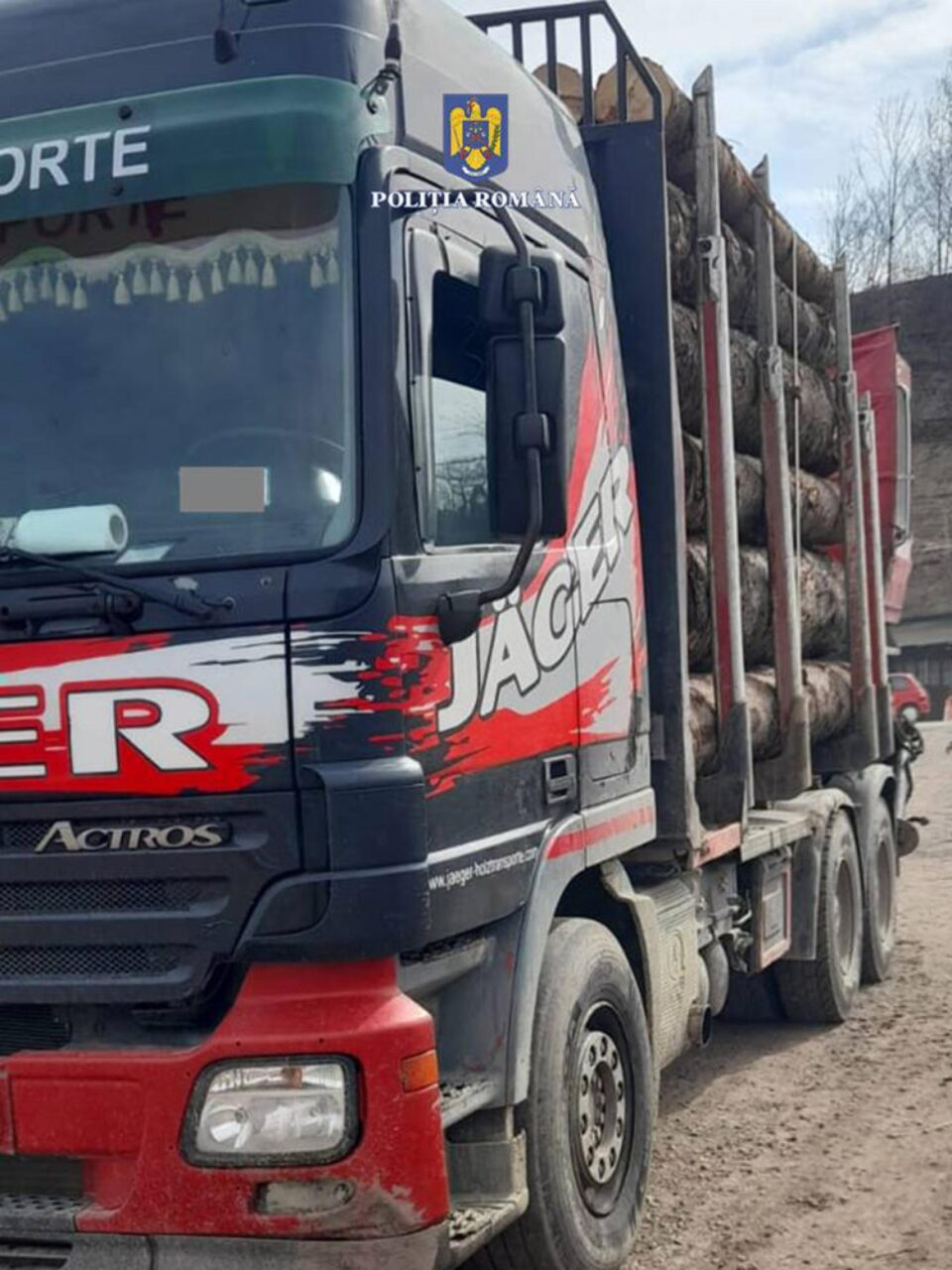 Un nou camion care transporta ilegal material lemnos, confiscat de polițiști