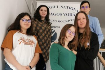 Echipa de robotică de la Câmpulung, alături de prof. Dayana – Luisa Ivașcu