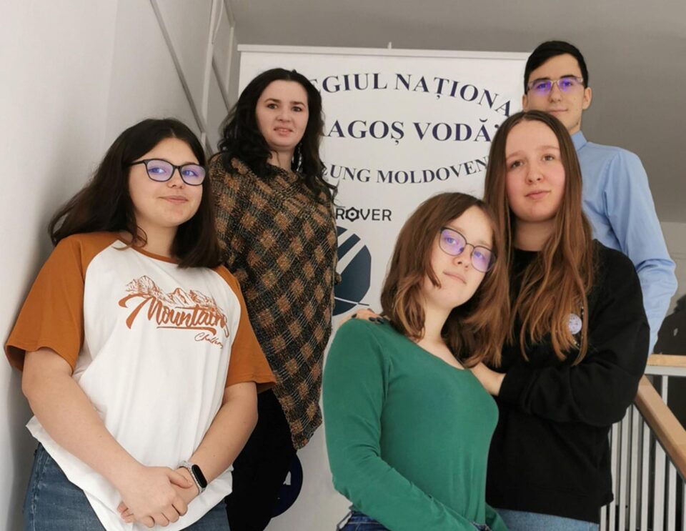 Echipa de robotică de la Câmpulung, alături de prof. Dayana – Luisa Ivașcu