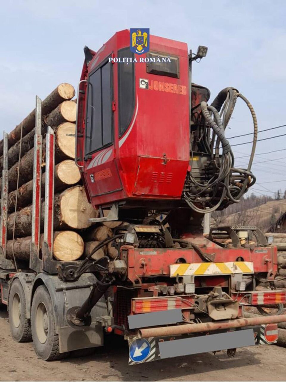 Un nou camion care transporta ilegal material lemnos, confiscat de polițiști
