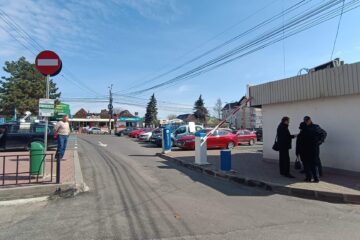Bariera automată a parcării cu plată de la Piața Mare, din municipiul Suceava, „dată peste cap”