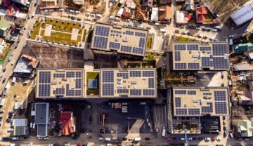 Panouri fotovoltaice montate pe toate proprietățile Grupului Iulius, inclusiv mallul din Suceava