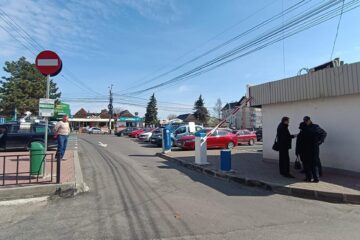 Bariera automată a parcării cu plată de la Piața Mare, din municipiul Suceava, „dată peste cap”