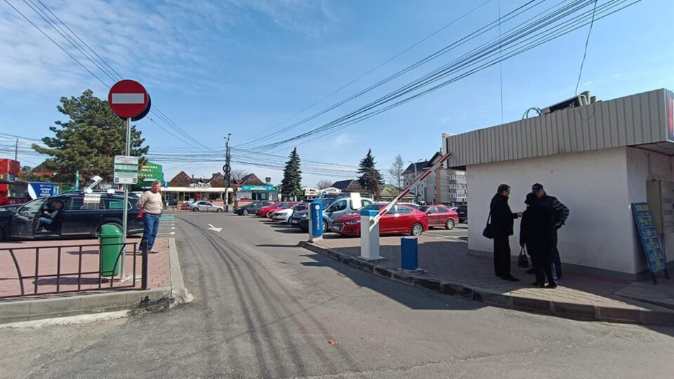 Bariera automată a parcării cu plată de la Piața Mare, din municipiul Suceava, „dată peste cap” Bariera automată a parcării cu plată de la Piața Mare, din municipiul Suceava, „dată peste cap”