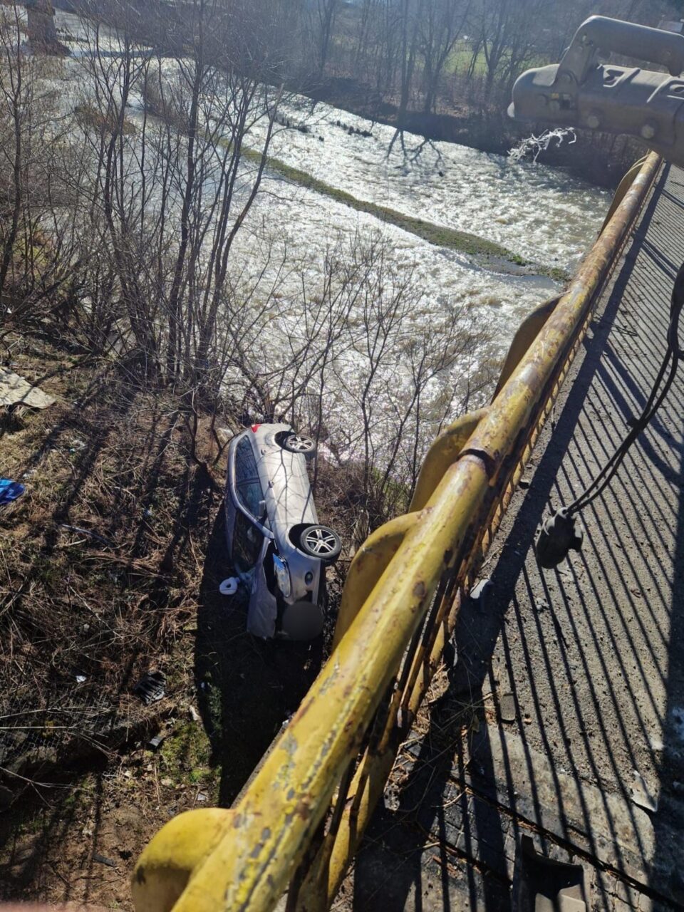 Un autoturism cu trei oameni a căzut de pe pod pe malul râului Moldova, la Molid