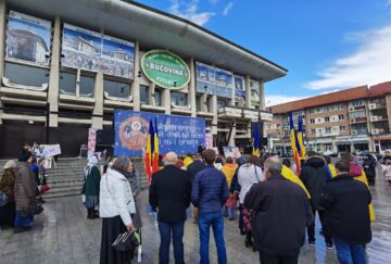 Doar o parte dintre numeroșii participanți la Marșul pentru viață au ajuns pe esplanadă, în Centru, din cauza unei ploi puternice, cu gheață