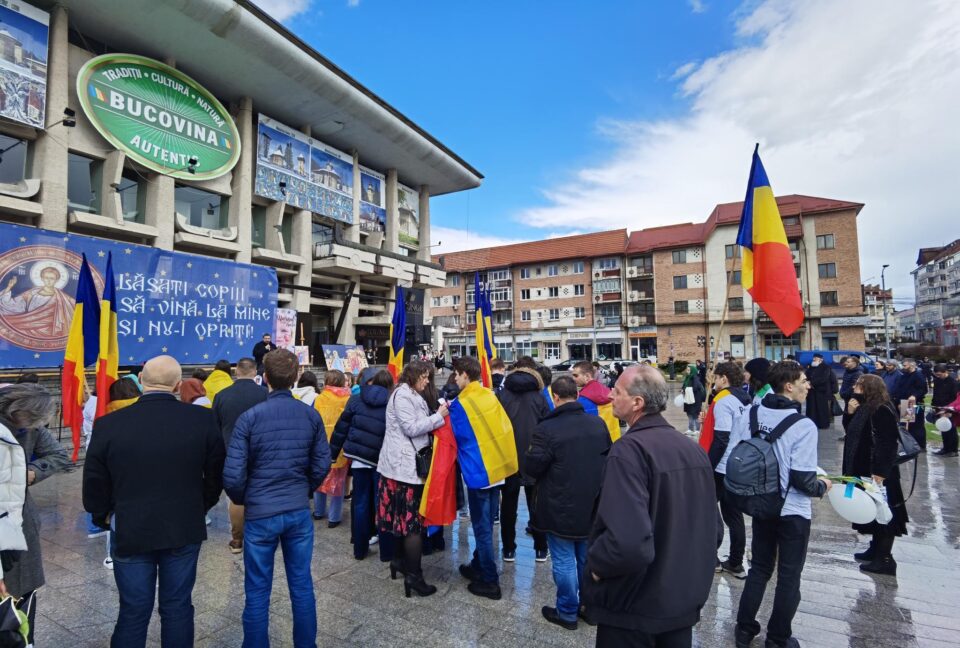 Doar o parte dintre numeroșii participanți la ”Marșul pentru viață” au ajuns pe esplanadă, în Centru, din cauza unei ploi puternice, cu gheață