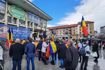 Doar o parte dintre numeroșii participanți la ”Marșul pentru viață” au ajuns pe esplanadă, în Centru, din cauza unei ploi puternice, cu gheață