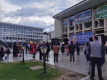 Doar o parte dintre numeroșii participanți la Marșul pentru viață au ajuns pe esplanadă, în Centru, din cauza unei ploi puternice, cu gheață