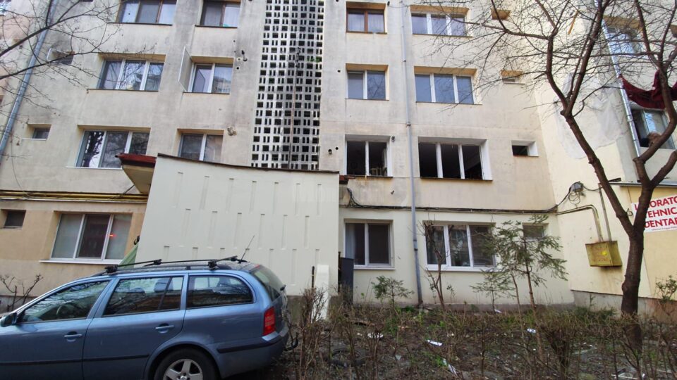 O persoană a fost rănită după o explozie care a avut loc într-un apartament
