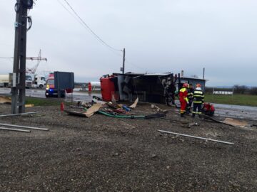 O autocisternă cu apă a pompierilor s-a răsturnat în timp ce venea în ajutorul unei autocisterne cu motorină, răsturnată și ea