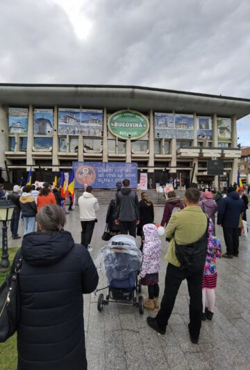 Doar o parte dintre numeroșii participanți la Marșul pentru viață au ajuns pe esplanadă, în Centru, din cauza unei ploi puternice, cu gheață