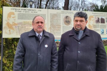 Vicepreședintele CJ Niculai Barbă și directorul Muzeului Național al Bucovinei, Emil Ursu, la vernisajul expoziției „Ciprian Porumbescu”