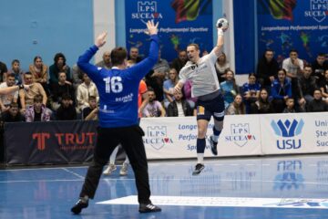 Răzvan Gavriloaia a înscris 13 goluri din 14 aruncări în meciul cu Bacăul. Foto Marius Gabor