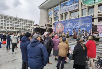 „Marșul pentru viață”, desfășurat în municipiul Suceava între reprize de ploaie