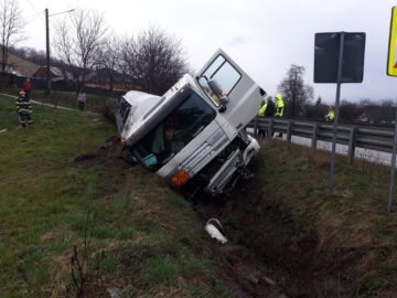 O autocisternă cu apă a pompierilor s-a răsturnat în timp ce venea în ajutorul unei autocisterne cu motorină, răsturnată și ea