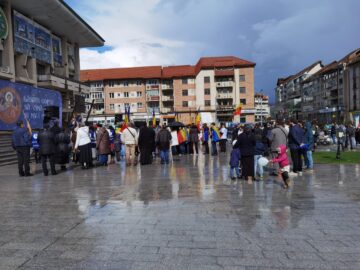 „Marșul pentru viață”, desfășurat în municipiul Suceava între reprize de ploaie