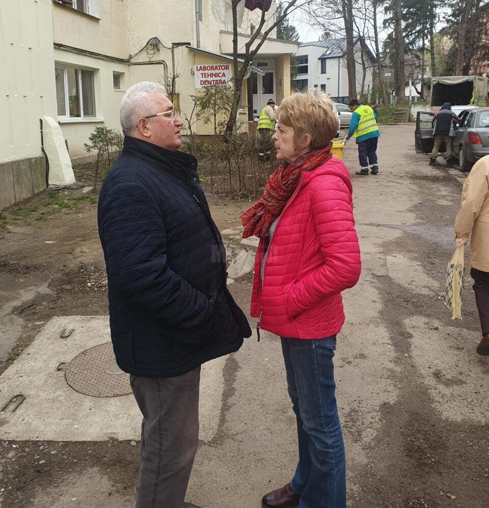 Primarul Sucevei, Ion Lungu, a purtat deja discuții cu cetățenii din blocul afectat de explozie, în prezența președinteli asociației de proprietari