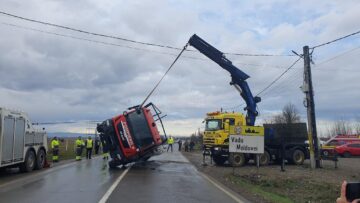 O autocisternă cu apă a pompierilor s-a răsturnat în timp ce venea în ajutorul unei autocisterne cu motorină, răsturnată și ea